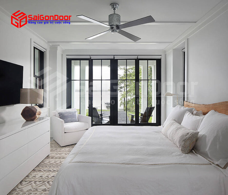 Cửa phòng ngủ sử dụng bằng kính cường lực tạo hiệu quả ánh sáng tự nhiên